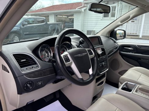Used 2016 Chrysler Town & Country Touring image 14