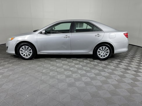 Used 2013 Toyota Camry LE image 9