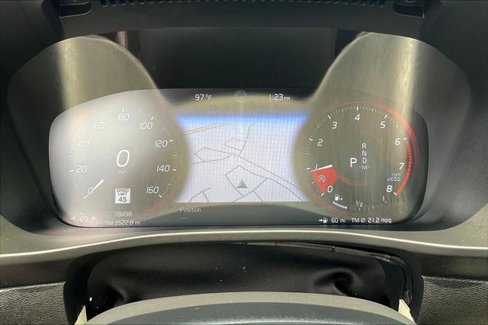 Used 2022 Volvo XC40 T5 Momentum image 12