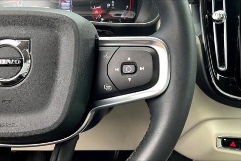 Used 2022 Volvo XC40 T5 Momentum image 11