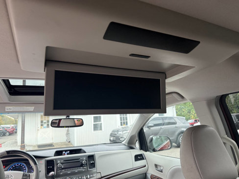 Used 2011 Toyota Sienna XLE image 15