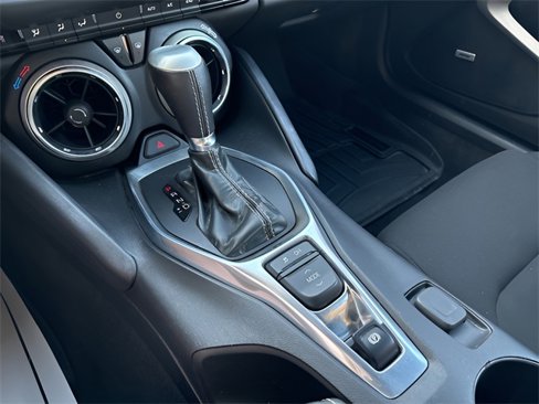 Used 2020 Chevrolet Camaro LT w/ Technology Package image 17