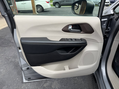Used 2020 Chrysler Voyager LX image 12