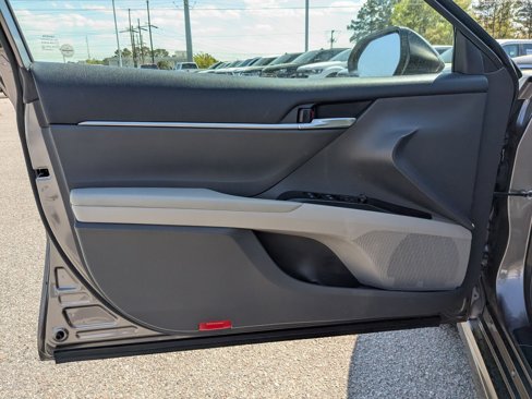 Used 2020 Toyota Camry SE w/ Cold Weather Package image 12