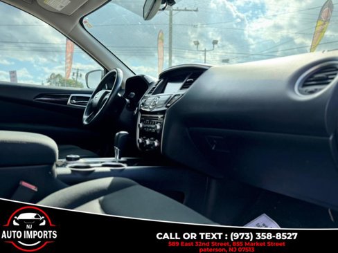 Used 2017 Nissan Pathfinder SV image 19