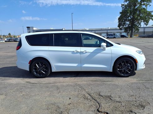 Used 2022 Chrysler Pacifica Touring-L w/ Uconnect Theater Family Group image 18