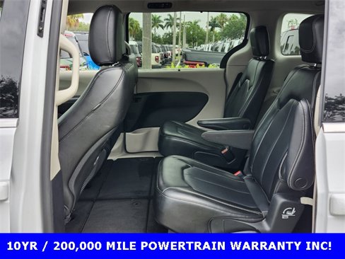 Used 2023 Chrysler Pacifica Touring-L image 4