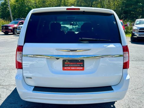 Used 2016 Chrysler Town & Country Touring image 7
