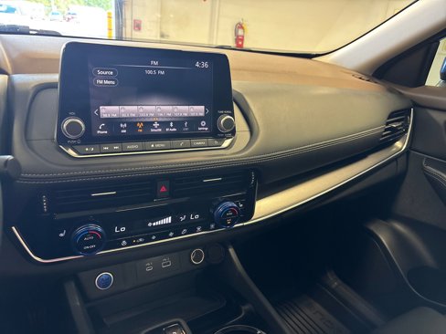 Used 2022 Nissan Rogue SV w/ SV Premium Package image 32