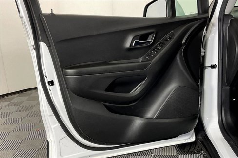 Used 2022 Chevrolet Trax LS w/ Tint and Cruise Package image 24