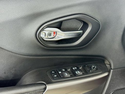 Used 2019 Jeep Cherokee Latitude Plus w/ Cold Weather Group image 21