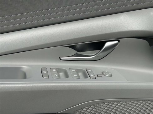 Certified 2024 Hyundai Elantra SEL image 18