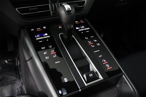 Certified 2025 Porsche Macan image 18