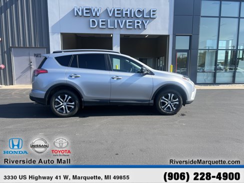 Used 2018 Toyota RAV4 LE image 10