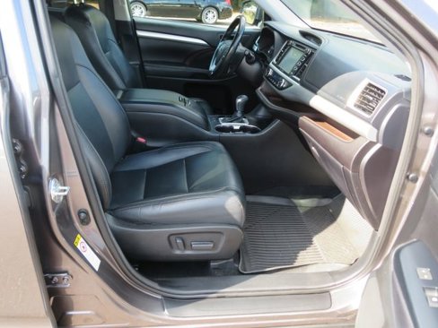 Used 2017 Toyota Highlander XLE image 40