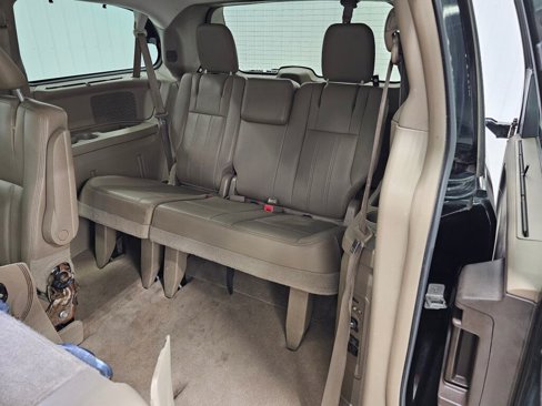Used 2015 Chrysler Town & Country Touring-L w/ Driver Convenience Group image 4