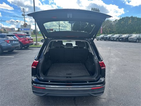 Used 2022 Volkswagen Tiguan SE w/ Panoramic Sunroof Package image 11