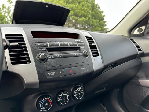 Used 2009 Mitsubishi Outlander SE image 40