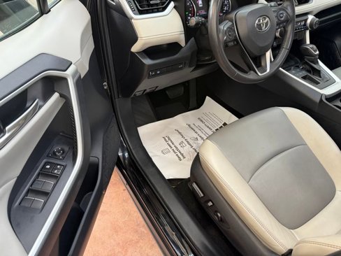 Used 2019 Toyota RAV4 XLE Premium image 6