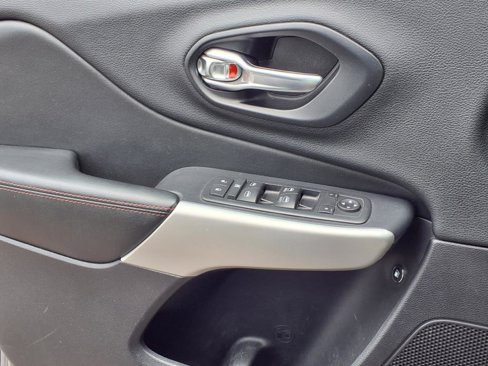 Used 2017 Jeep Cherokee Trailhawk w/ Comfort & Convenience Group image 19