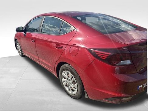 Used 2019 Hyundai Elantra SE w/ Winter Weather Package image 2