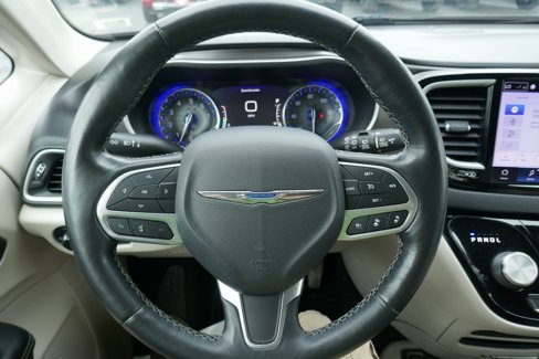 Used 2021 Chrysler Pacifica Touring-L image 36