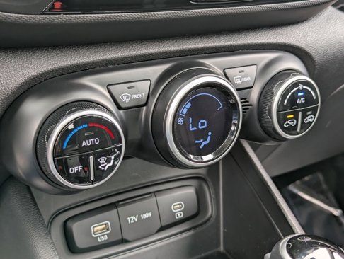 Used 2023 Hyundai Venue SEL image 18