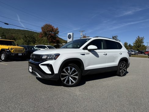 Certified 2022 Volkswagen Taos SE image 1