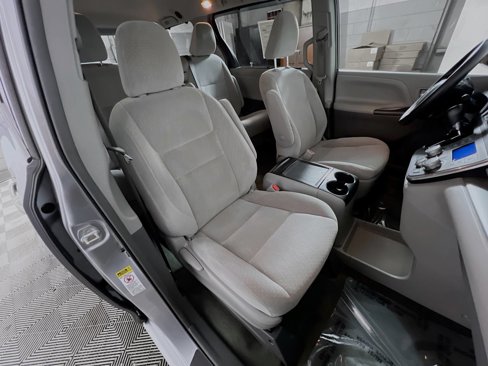 Used 2015 Toyota Sienna LE image 30