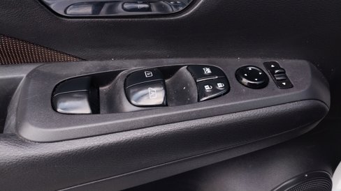 Used 2022 Nissan Kicks SR image 28