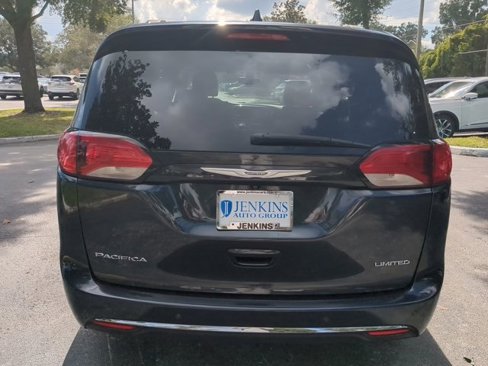 Used 2020 Chrysler Pacifica Limited image 5
