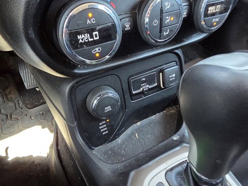 Used 2015 Jeep Renegade Latitude w/ Popular Equipment Group image 25