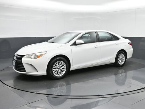 Used 2016 Toyota Camry LE image 3