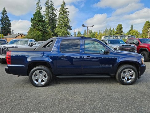 Used 2011 Chevrolet Avalanche LT image 2