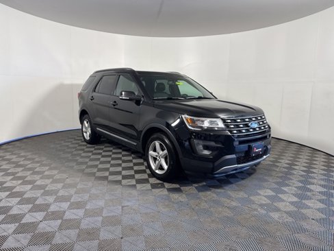 Used 2017 Ford Explorer XLT w/ Equipment Group 202A image 1