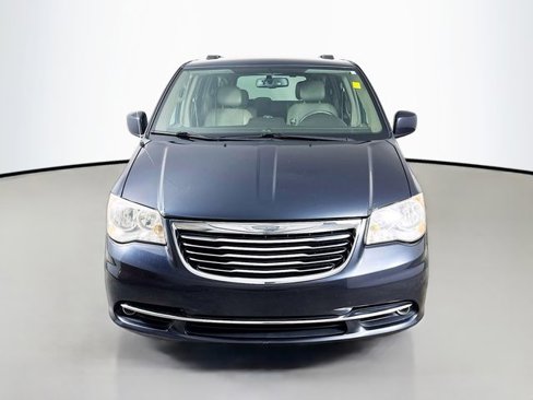 Used 2013 Chrysler Town & Country Touring image 2