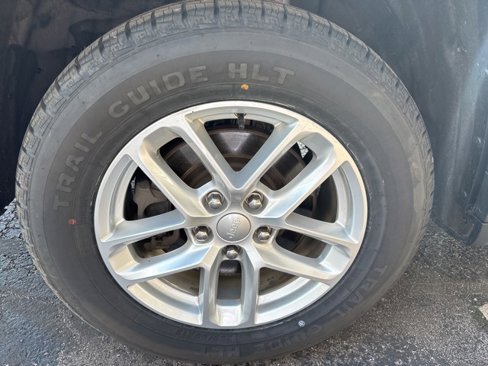 Used 2023 Jeep Grand Cherokee L Laredo image 30