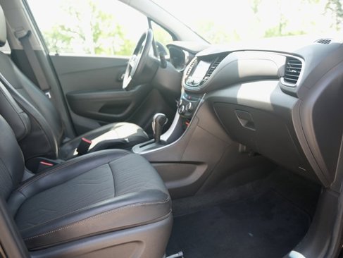 Used 2020 Chevrolet Trax LT w/ LT Convenience Package image 8