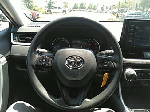 Used 2022 Toyota RAV4 LE image 9