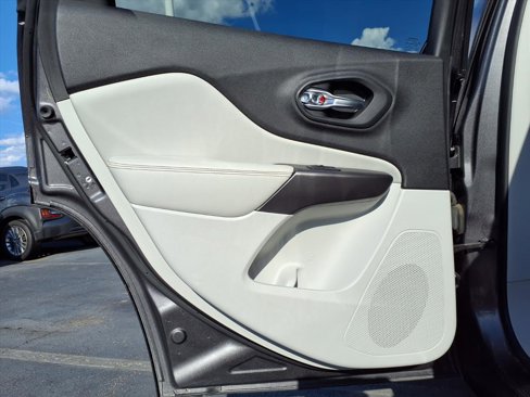 Used 2019 Jeep Cherokee Limited image 24