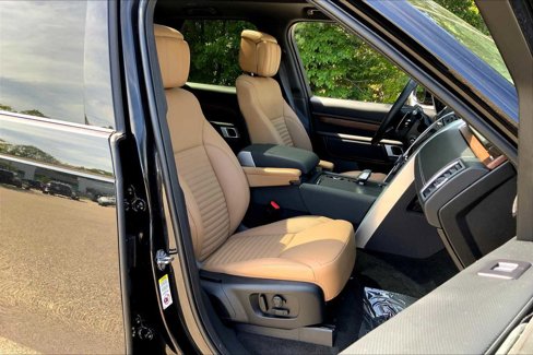 Used 2025 Land Rover Discovery Dynamic SE image 7