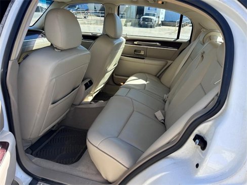Used 2006 Lincoln Town Car Designer Series image 6