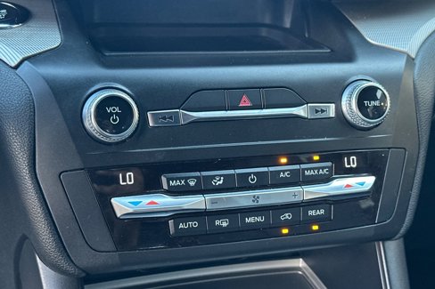 Used 2020 Ford Explorer XLT image 28