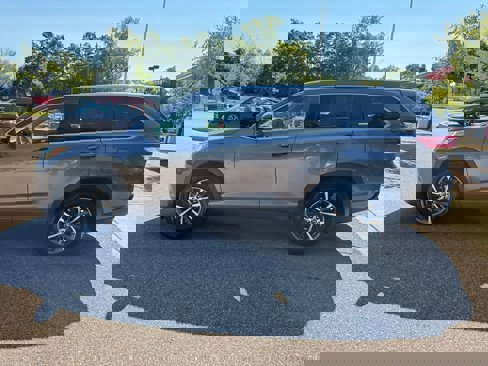 Used 2017 Toyota Highlander XLE image 4