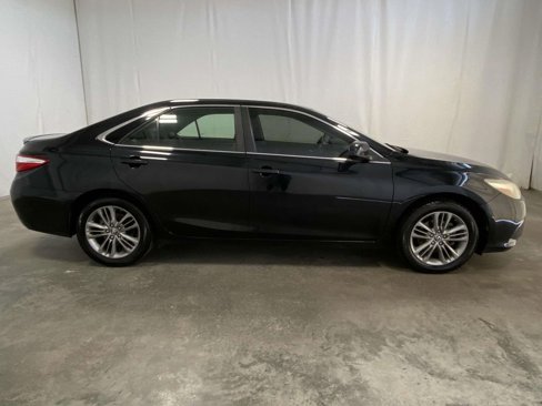 Used 2017 Toyota Camry SE image 2