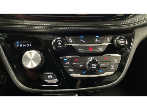 Used 2023 Chrysler Pacifica Touring image 13