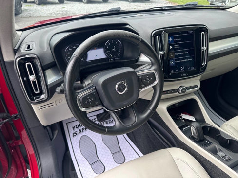 Used 2019 Volvo XC40 T4 Momentum image 10
