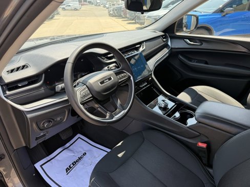 Used 2023 Jeep Grand Cherokee L Laredo image 18