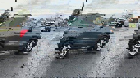 Used 2022 Chevrolet Trax LT w/ LT Convenience Package image 9