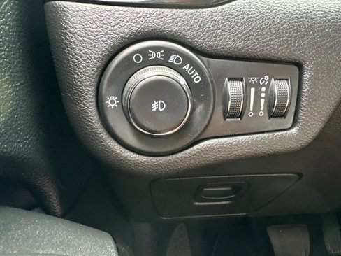Used 2021 Jeep Cherokee Latitude Plus image 24